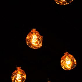 Een sfeervolle woonkamer met diverse soorten verlichting van De Lampfabriek.