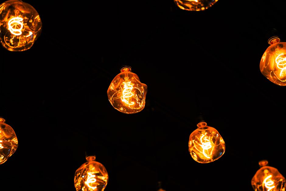 Een sfeervolle woonkamer met diverse soorten verlichting van De Lampfabriek.