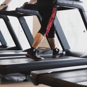 Een moderne loopband in een lichte woonkamer, ideaal voor fitness en dagelijks bewegen.