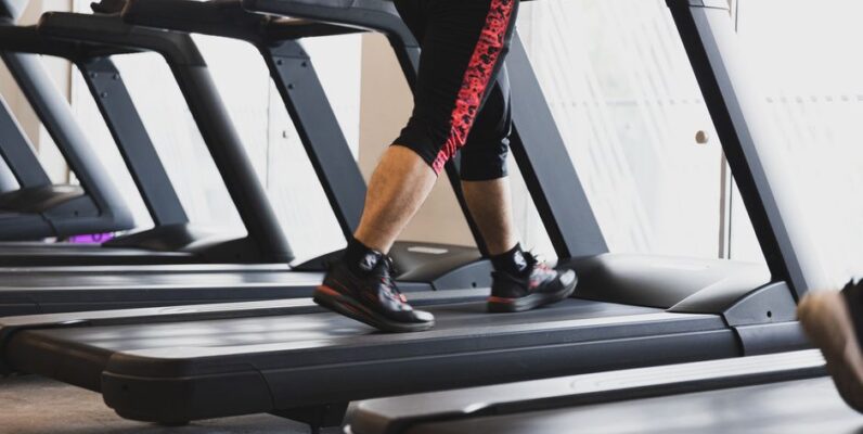 Een moderne loopband in een lichte woonkamer, ideaal voor fitness en dagelijks bewegen.