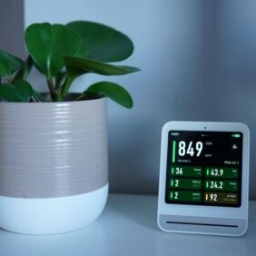 Een moderne luchtreiniger in een woonkamer, die bijdraagt aan gezonde luchtkwaliteit en het verminderen van allergieën.