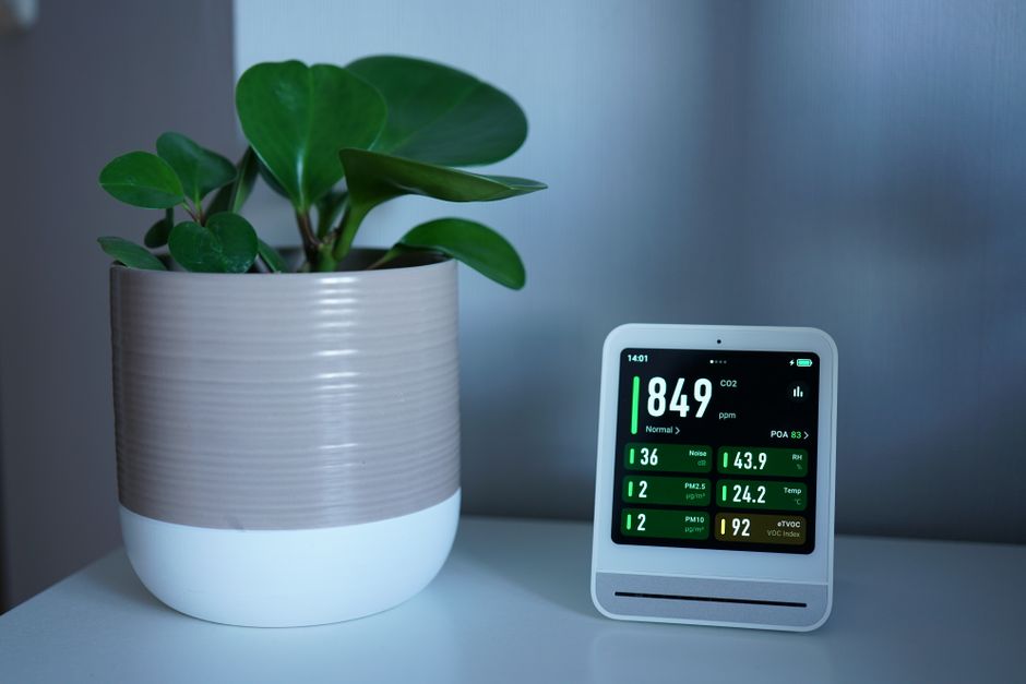 Een moderne luchtreiniger in een woonkamer, die bijdraagt aan gezonde luchtkwaliteit en het verminderen van allergieën.